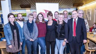 Vorsitzende Anke Hildenbeutel (Sechste von links) ist erleichtert, dass der Traditionsverein Bottschlorum wieder einen kompletten Vorstand hat.