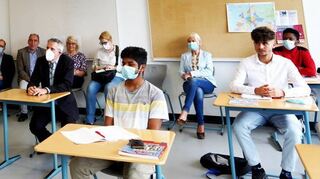 Schüler der fortgeschrittenen InteA-Klasse stellten Landrat Christian Engelhardt die Arbeit in ihrer Klasse vor.