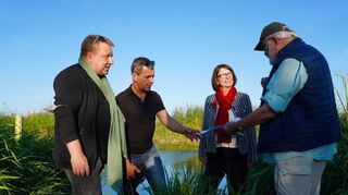 Die Hessische Umweltministerin Priska Hinz informierte sich bei einem Rundgang über den Zustand der Weschnitzinsel. Mit dabei waren (v.l.) Grünen-Kreisverbandssprecher Matthias Schimpf, der Geschäftsführer des Gewässerverbandes, Ulrich Androsch, und Rainer Hennings (r.) vom Verband Hessischer Fischer.