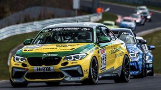 Marc Ehret da, wo er seinen BMW bei der Nürburgring Langstrecken-Serie am liebsten sieht: an der Spitze des Feldes.