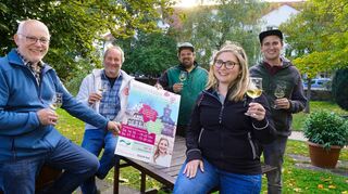 Am Wochenende lädt der Weinbauverband zum Bergsträßer Weinherbst ein. Im Zwingenberger Stadtpark werden am Samstag (16.) und Sonntag (17.) Weine ausgeschenkt. Unser Bild zeigt die Winzer (v.l.) Volker Dingeldey, Hanno Rothweiler, Johannes Bürkle und Sebastian Jäger mit Gebietsweinkönigin Stefanie Kippenhan.