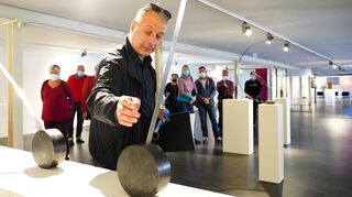 Metallbildhauer Jürgen Heinz führte durch seine Ausstellung „Kunst braucht Bewegung“, die noch bis Ende des Monats im Museumszentrum zu sehen ist.