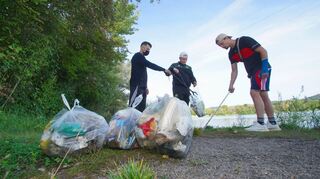Mitglieder der Gruppe CleanUp646 beim Sammeln vom Müll am Badesee.