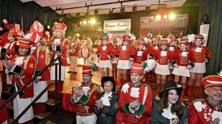 Die Lorscher Bürger-Funken wollen im kommenden Februar wieder ausgelassen Saalfastnacht (unser Archivbild stammt aus dem Jahr 2019) feiern. Nach jetzigem Stand ist das jedoch nur unter Einhaltung eines 2G-Konzeptes möglich. Mitschunkeln könnten dann also nur vollständig geimpfte oder genesene Narren.