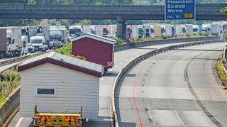 Anfang September hatten sich diese beiden Schwertransporte mit Fertig-Ferienhäusern in einer Baustelle auf der A 67 festgefahren. Stundenlange Straßensperrungen und Staus waren die Folge.