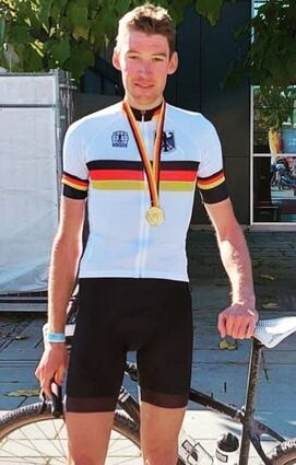 Sebastian Breuer mit der Goldmedaille und dem Trikot des deutschen MTB-Marathon-Meisters.