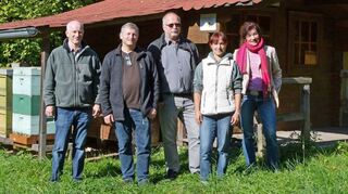 Der neue Vorstand des Imkervereins 1880 Heppenheim auf dem vereinseigenen Gelände am Vordersberg.