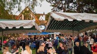 Beim Weinherbst im Zwingenberger Stadtpark genossen viele Besucher in entspannter Atmosphäre ein Gläschen Bergsträßer Wein. Das ruhige und sonnige Herbstwetter trug zum Erfolg der zweitägigen Veranstaltung bei.