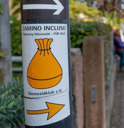 Ein gelber Beutel ist das Wegzeichen des Camino Incluso.