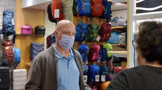 Auch bei Raumausstattung Fischer in der Heppenheimer Fußgängerzone bleibt es bei der Maskenpflicht. Es geht darum, „dass die Menschen zufrieden sind und sich keiner außen vor gelassen fühlt“, sagt Herbert Fischer (links).