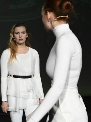 Uraufführung: Eine Szene aus „Schwarze Schwäne“.