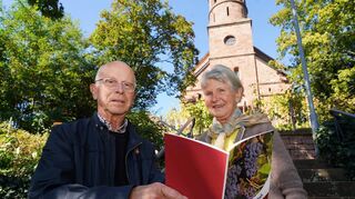 Elfi und Helmut Steinhäuser präsentierten im Garten evangelische Kirche ihr Buch „Pflanzen in der Bibel“. Der Verkaufserlös wird dem Neubau des evangelischen Gemeindezentrums zugutekommen.