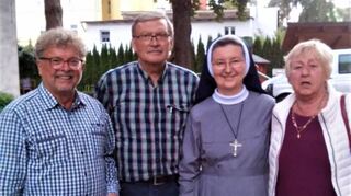 Schwester Gabriela mit den beiden Vereinsvorsitzenden Hans Seibert (l.) und Wera Grimm (r.) sowie Peter Schott aus Auerbach, der mit seinem Kleintransporter den Transport der Hilfsgüter nach Klodzko ermöglicht hatte.