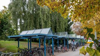 Die Fahrradabstellanlagen am Bahnhof: Grüne und BfB wollten prüfen lassen, ob es Bedarf für eine Erweiterung und Sanierung gibt. Der Antrag wurde im Stadtparlament jedoch abgelehnt.