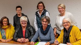 Der neue Vorstand des Vereins Frauenhaus (sitzend, v.l.) Brigitte Schmidt-Drawitsch (Kasse), Konstanze Hiemenz (Stellvertretende Vorsitzende), Martina Evertz (Vorsitzende) und Renate Tietz (Schriftführerin) sowie (stehend, v.l.) die Beisitzerinnen Heidrun Kübler, Silke Naue und Maria Heeß.