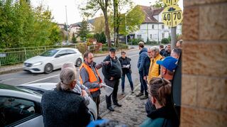 Zu einem Ortstermin an der B 47 auf Höhe des Aldi-Markts traf sich der Reichenbacher Ortsbeirat. Fußgänger und Anwohner sollen an dieser Stelle entlastet werden. Thilo Dachroth von der Straßenverkehrsbehörde Hessen Mobil erläuterte die Verkehrssituation.