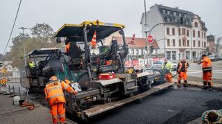 Frischer Asphalt: Am vergangenen Wochenende wurde die B 3/B 47 zwischen Ritterplatz und Bahnhof in Fahrtrichtung Darmstadt saniert (unser Bild). Ab heute Abend (22.) werden die Fahrbahnen auf der anderen Straßenseite erneuert.