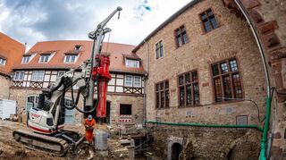 Alles für die Sicherheit im Amtshof: In die Bohrlöcher werden Stahlträger eingelassen.