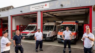 Bei einem Pressegespräch zogen die First Responder des DRK Zwingenberg (Zwischen-)Bilanz. Unser Bild zeigt (v.r.) Bereitschaftsleiter Udo Bächer, die Leiter der Einheit Michael Danninger und Johannes Bürkle sowie ihre Kollegen Wolfgang und Silvana Anthes. Nicht auf dem Bild sind die First Responder Kai Fenchel sowie Vanessa und Tobias Räffle.