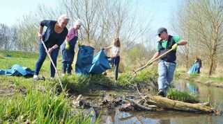 Eingespieltes Team: Die Gruppe „Bensheimer krempeln die Ärmel hoch“ und der Gewässerverband Bergstraße rufen wieder dazu auf, den Winkelbach von Müll zu befreien. Termin ist am Samstag, 30. Oktober.