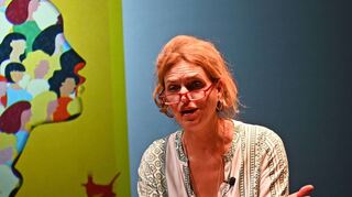 Manuela Koschwitz stellte am Donnerstagabend im Hochstädter Haus die Erzählung „Meine 50 spanischen Cousinen“ von Yolanda Prieto Pardo vor:
