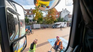 Der hauptberufliche Lkw-Fahrer Marco Emrath mit der Radfahrerin Marie-Luise Seib aus Heppenheim, die selbst beinahe bei einem Unfall mit einem Lkw ums Leben gekommen wäre und nun Unterschriften für eine Petition sammelt, in der der Einbau von Kameras in Lkw gefordert wird.