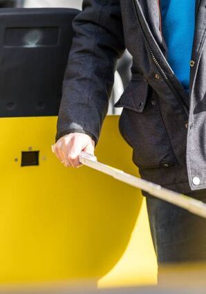 Damit Zusammenstöße in Zukunft noch besser vermieden werden können, erprobt die Überwaldbahn gGmbH ein neues Laser-System, das die Abstände zwischen den einzelnen Draisinen ermittelt.