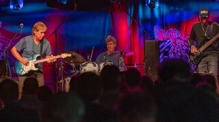 Carl Verheyen (links) spielte mit seiner Band am Freitagabend im Musiktheater Rex in Bensheim.