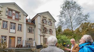 Die Lautertaler CDU hat das Anwesen auf dem Felsberg besichtigt. Investor Holger Zinke zeigte den Besuchern die Gebäude, führte durch die Räume und erläuterte sein Vorhaben. Der Gründer der Zwingenberger Brain AG will dort einen besonderen Freiraum für kreative Köpfe schaffen.