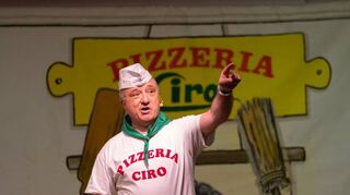 Ciro Visone, selbsternannter „lustigster Pizzabäcker Deutschlands“ war zu Gast im Schlierbacher Dorfgemeinschaftshaus. Eingeladen hatte den Komödianten der SV Lindenfels.