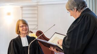 Jutta Grimm-Helbig, evangelische Pfarrerin in Lindenfels seit 2009, hat beim jüngsten Entpflichtung von Pröbstin Karin Held (rechts) ihre Entpflichtungsurkunde entgegengenommen. Zum Jahresende geht sie in den Ruhestand.