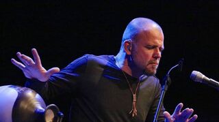 Klangkünstler Martin Kälberer malt am Freitag im Theater Mobile mit einer Fülle von Instrumenten sein Bild von der Welt.