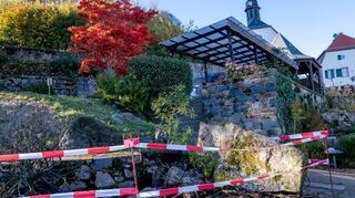 Ein Felsbrocken neben dem Pavillon im Lindenfelser Kurgarten ist umgestürzt. Die Stadtverwaltung geht von einem Unwetterschaden aus.