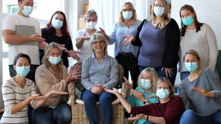 Birgitt Paulsen bei der Verabschiedung im Kreise ihrer Kollegen. Seit 1990 gehörte die Erzieherin zum Team des Reichenbacher Kindergartens, nun geht sie in den Ruhestand.