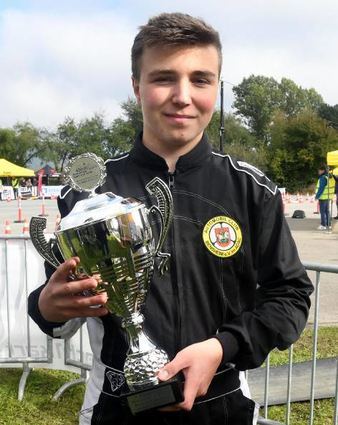Collin Lindner mit dem Supercup-Siegerpokal.
