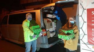 Manfred Bräuer, Robert Reimann und Ortsvorsteherin Ulla Hammann (von links) bei der Spendenaktion für Kinder im rumänischen Botosani im vergangenen Jahr.