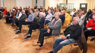 Die Info-Veranstaltung der Stadtverwaltung am Mittwochabend zum geplanten Kita-Neubau für Fehlheim und Schwanheim war erwartungsgemäß gut besucht.