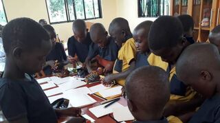 Kinder mit gespendeten Schuluniformen und Materialien im neu gebauten Haus der Brüder in Tansania, das der Verein Freunde der Endarofta mit Spenden unterstützt.