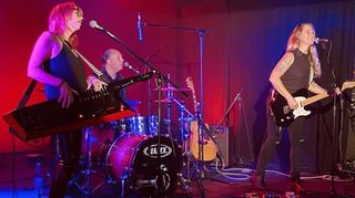 Sarah Smith (r.), Sängerin und Songschreiberin aus Kanada, begeisterte ihr Publikum im Theater Mobile mit Blues-Rock.