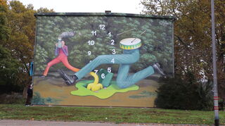 „Jump Through time“ (2018) von WAONE INTERESNI KAZKI in der Itzsteinstr. 1-3 (Rückseite).