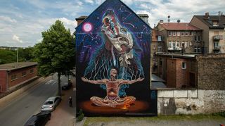 Das bisher jüngste Mural mit dem Namen "Primal Truth" des international bekannten Künstlers Nychos beschreibt Geist und Wiederkehr in der Meditation und der Verbindung zum Wolf. Die Arbeit ist seit wenigen Monaten in der Neckarvorlandstraße 17-19 zu bewundern.