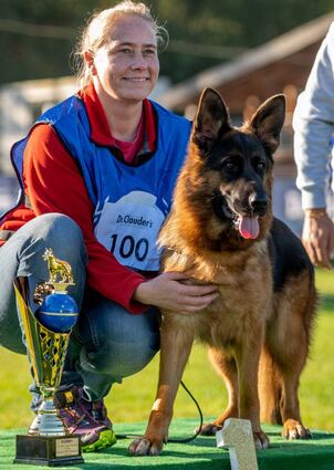 In der Nachwuchsklasse Hündin (9-12 Monate) gewann Honey von Walenius den 1. Platz, hier zusammen mit Nadja Röhner. Der Hund gehört dem Lorscher Vorsitzenden Hans-Dieter Wüst und der Familie Röhner.