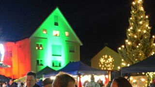Nach der Corona-Pause im vergangenen Dezember soll esin diesem Jahr in Einhausen wieder einen Weihnachtsmarkt geben. Geplant ist auch wieder die Tombola (r.).