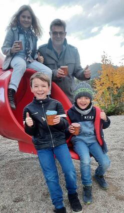 Andreas Pietralla und seine Enkelkinder sind Fans der Drachenberge.