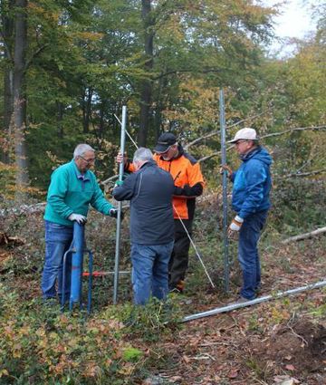Helfer stellten Pfosten für die Einzäunung auf.