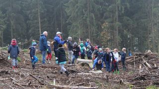 Auf einer Lichtung bei Gadernheim will eine Gruppe Freiwilliger neuen Wald aufforsten. Auch Grundschüler der Mittelpunktschule gaben ihr Bestes.