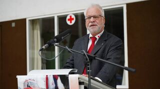 Vorsitzender Arno Gutsche blickte bei der Kreisdelegiertenversammlung in der Lautertalhalle auf die Rotkreuz-Arbeit der vergangenen beiden Jahre zurück.