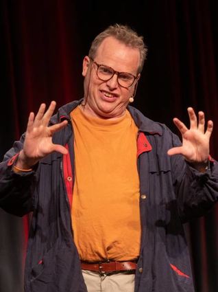 Tim Karasch als „Hackenbusch“ berichtete aus dem Hotel Mama.