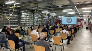 Die Bensheimer Feuerwehr holte ihre Mitgliederversammlung für 2020 in diesen Tagen nach. Um die Abstandsregeln zu wahren, traf man sich in der Fahrzeughalle.