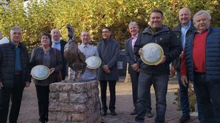 Die Jubiläumsstiftung der Sparkasse Bensheim hat 23 500 Euro an vier Einhäuser Vereine übergeben: (v.l.) Helmut Schumacher und Elly Hofmeyer (TVE), Stiftungsvorstand Dieter Becher, Stefan Grimm (Einhausen lebenswert), Stiftungsvorsitzender Johannes Erich Schulz, Bürgermeister Helmut Glanzner, Florian Schumacher (Naturschutzverein) sowie Alexander Hedderich und Hermann Heinbach (Vogelschutz- und -liebhaberverein.